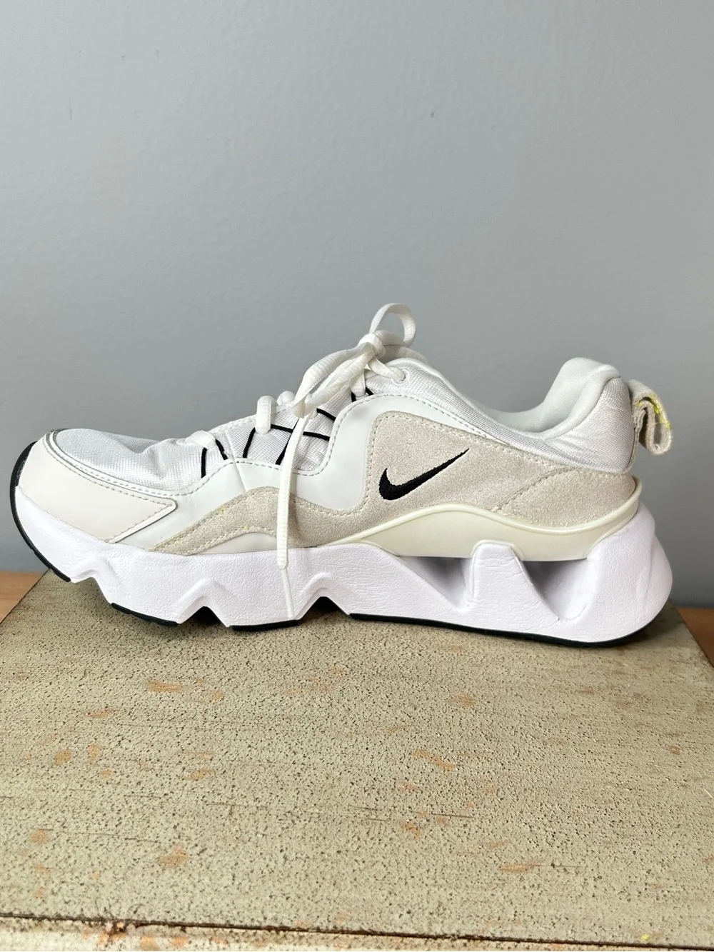 Nike White Sneakers Size 8 Tennis Shoes RYZ 365 Summit - Picture 8 of 16